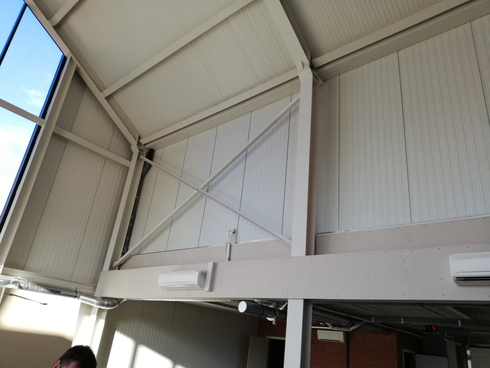 Before — metalen wandpanelen vóór plaatsing van het peesdoek
