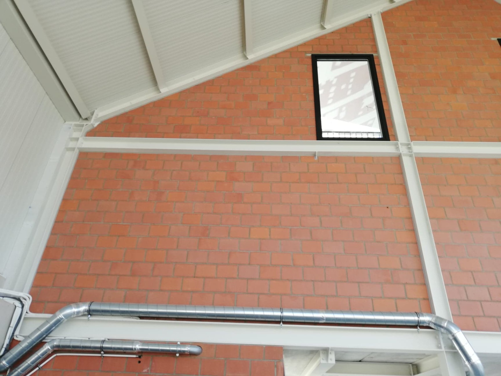 Before — snelbouwmuur in puntgevel zonder afwerking