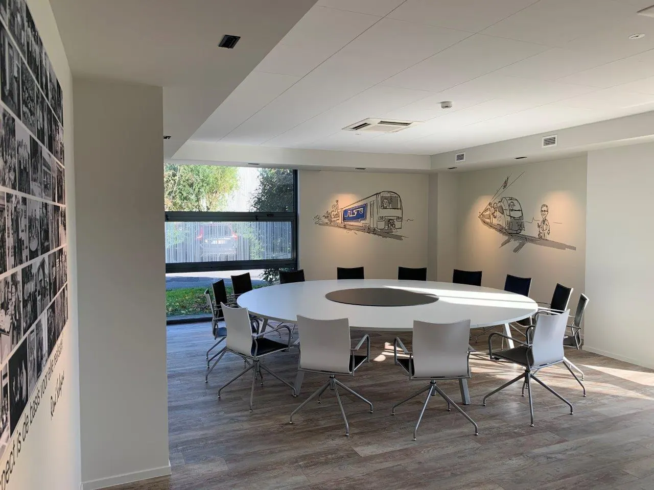 Illustratieve muurschildering met spoorvoertuigen