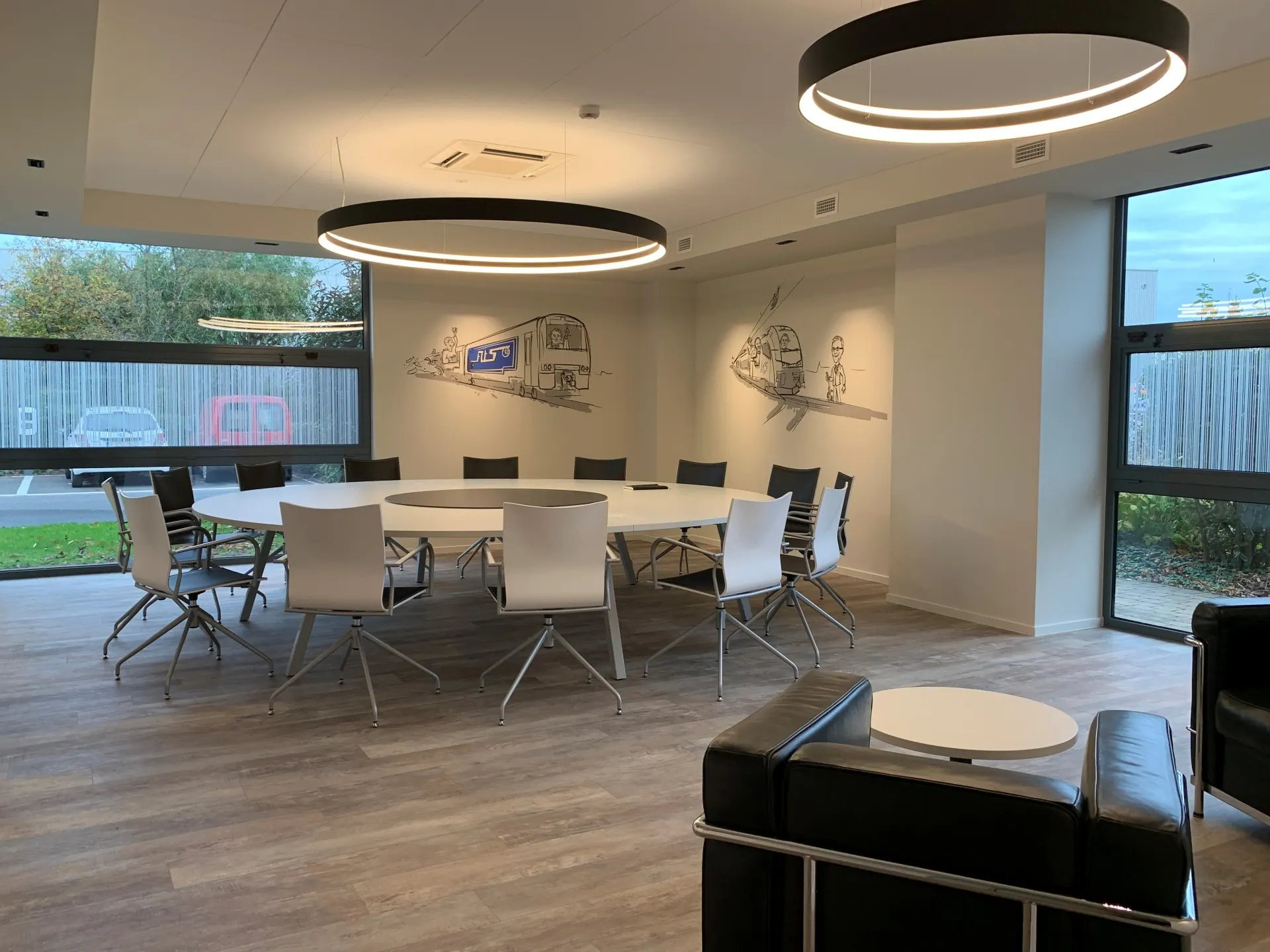 Boardroom met ronde tafel en raamfolie
